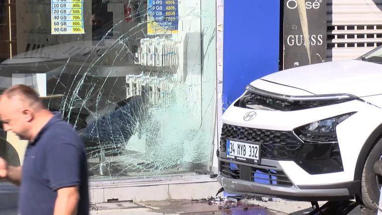 Gaziosmanpaşada cip iş yerine daldı; kaza kamerada