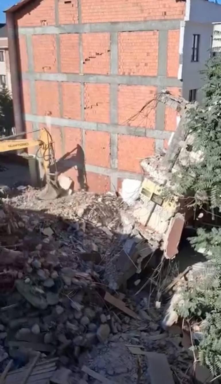 Küçükçekmecede yıkım sırasında devrilen parçanın yandaki binaya zarar verdiği anlar kamerada
