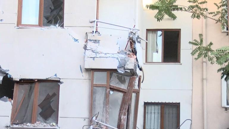 Küçükçekmecede yıkım sırasında devrilen parçanın yandaki binaya zarar verdiği anlar kamerada