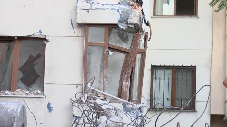 Küçükçekmecede yıkım sırasında devrilen parçanın yandaki binaya zarar verdiği anlar kamerada