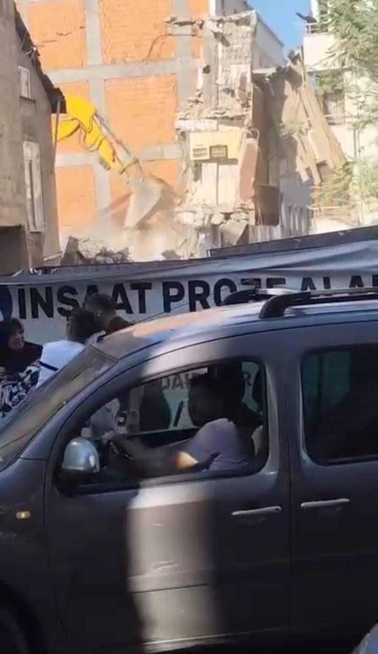 Küçükçekmecede yıkım sırasında devrilen parçanın yandaki binaya zarar verdiği anlar kamerada