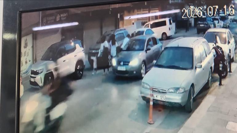 Gaziosmanpaşada sokak ortasında kavga kamerada