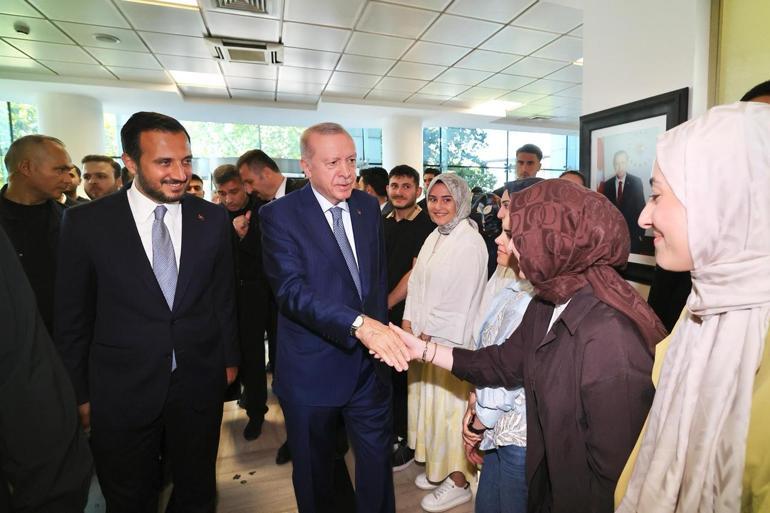 Cumhurbaşkanı Erdoğan, AK Parti İstanbul İl Başkanlığını ziyaret etti