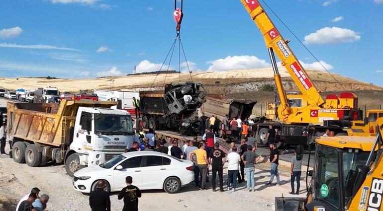 Ankarada yol çalışmasında iki hafriyat kamyonu çarpıştı: 2 ölü