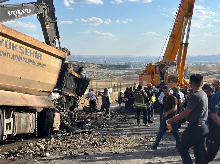 Ankarada yol çalışmasında iki hafriyat kamyonu çarpıştı: 2 ölü