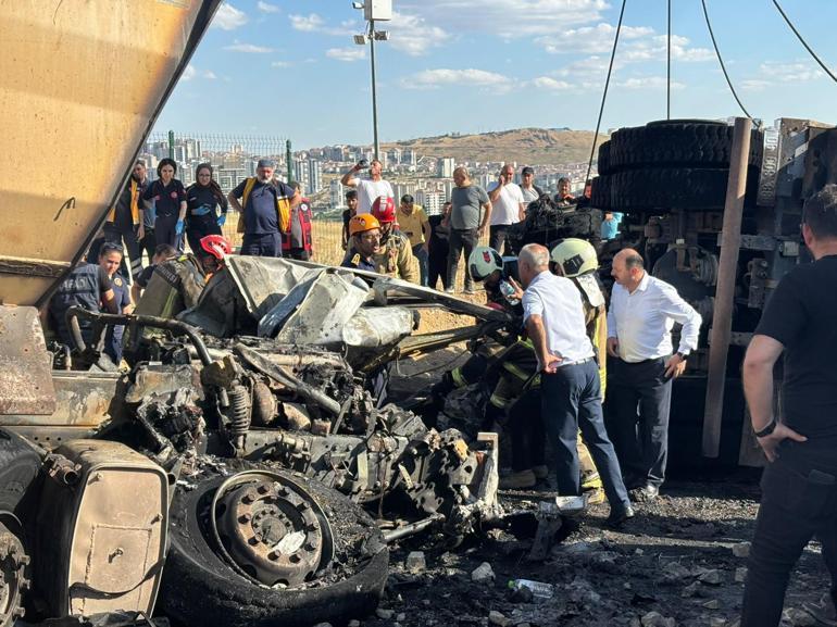 Ankarada yol çalışmasında iki hafriyat kamyonu çarpıştı: 2 ölü