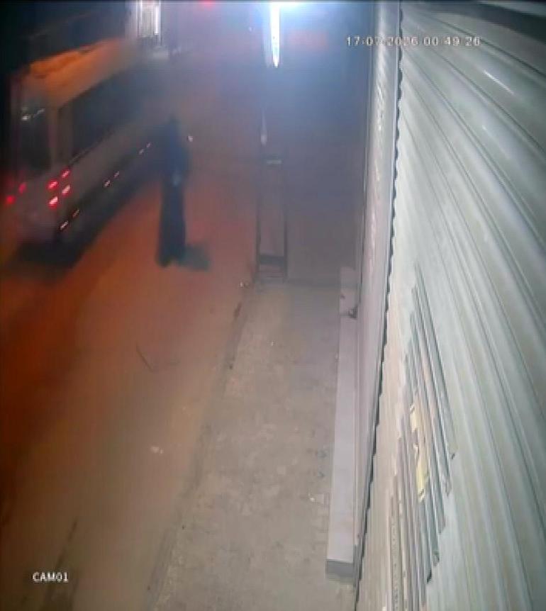 Adanada kimliğini gizlemek için kara çarşaf giyip, iş yerine kurşun yağdırdı