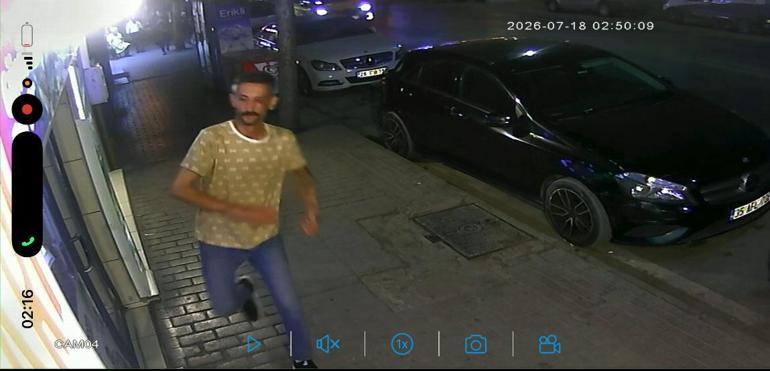 İş yerinin camını tekmeyle kıran şüpheliyi esnaf yakaladı; olay anı kamerada