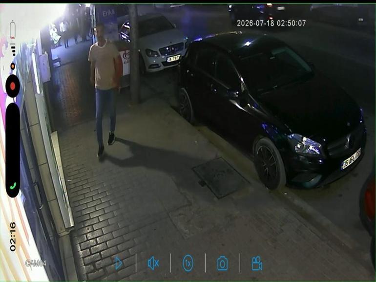 İş yerinin camını tekmeyle kıran şüpheliyi esnaf yakaladı; olay anı kamerada