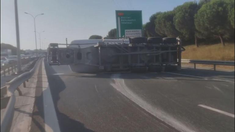Büyükçekmecede beton tankeri devrildi; yol trafiğe kapatıldı