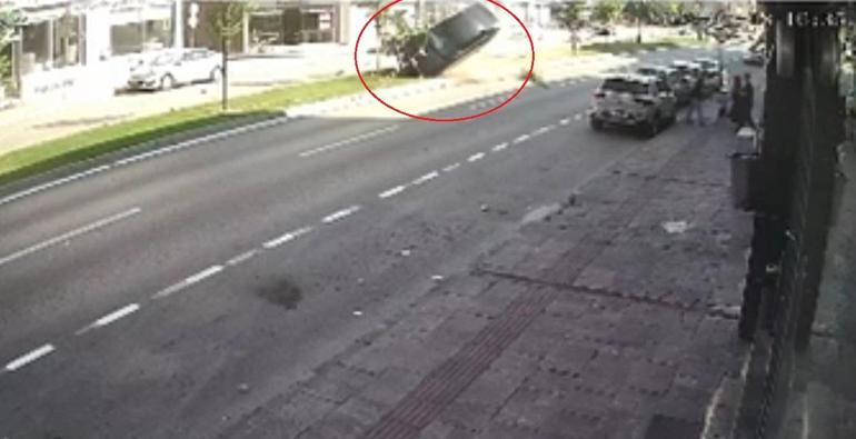 Refüjdeki ağaçlara ve aydınlatma direğine çarpan otomobilin takla attığı kaza kamerada: 2 yaralı