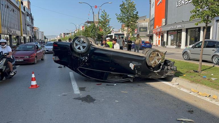Refüjdeki ağaçlara ve aydınlatma direğine çarpan otomobilin takla attığı kaza kamerada: 2 yaralı