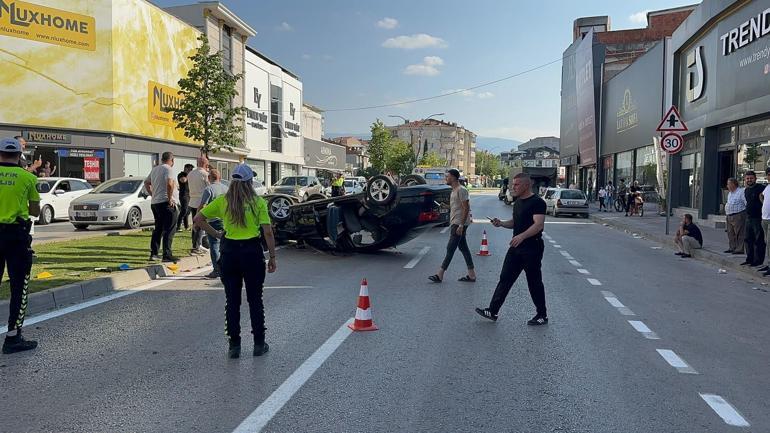 Refüjdeki ağaçlara ve aydınlatma direğine çarpan otomobilin takla attığı kaza kamerada: 2 yaralı