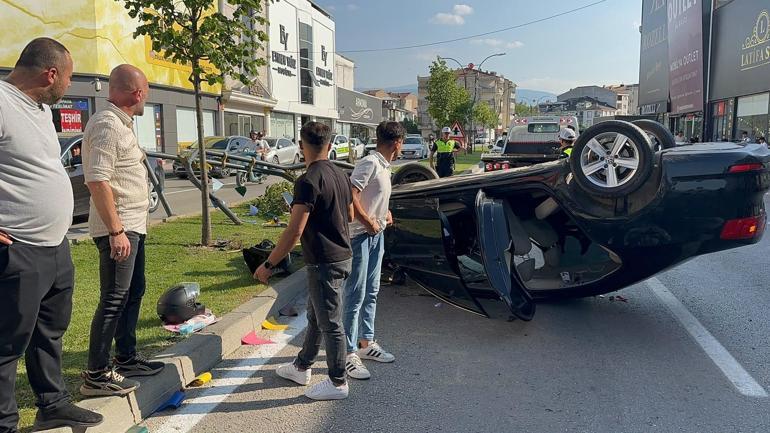 Refüjdeki ağaçlara ve aydınlatma direğine çarpan otomobilin takla attığı kaza kamerada: 2 yaralı