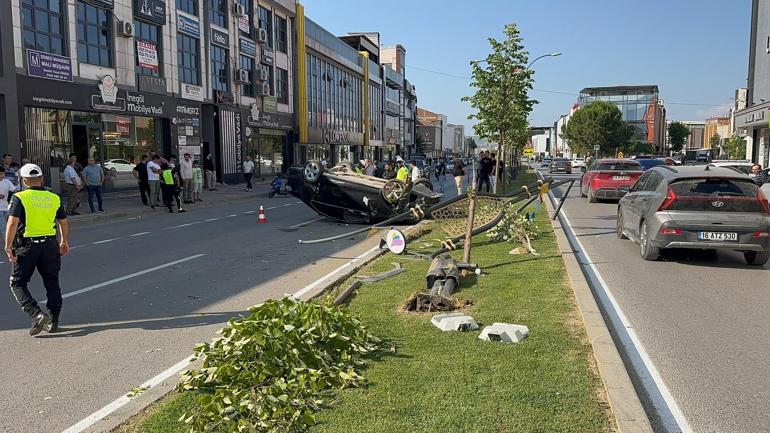 Refüjdeki ağaçlara ve aydınlatma direğine çarpan otomobilin takla attığı kaza kamerada: 2 yaralı