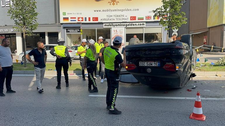Refüjdeki ağaçlara ve aydınlatma direğine çarpan otomobilin takla attığı kaza kamerada: 2 yaralı