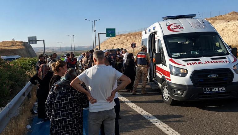 Şanlıurfa’da hafif ticari araç ile otomobil çarpıştı: 2 ölü, 9 yaralı