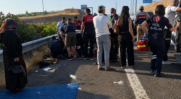 Şanlıurfa’da hafif ticari araç ile otomobil çarpıştı: 2 ölü, 9 yaralı