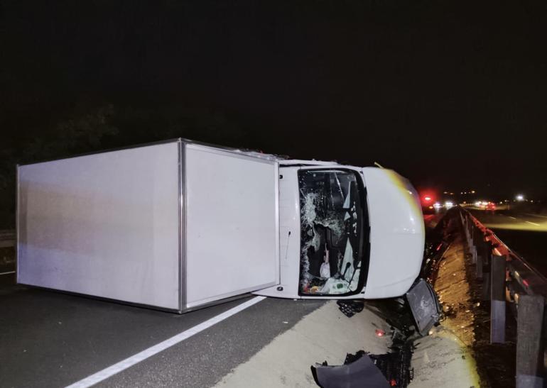 Bariyerlere çarparak devrilen kamyonetin sürücüsü yaralandı