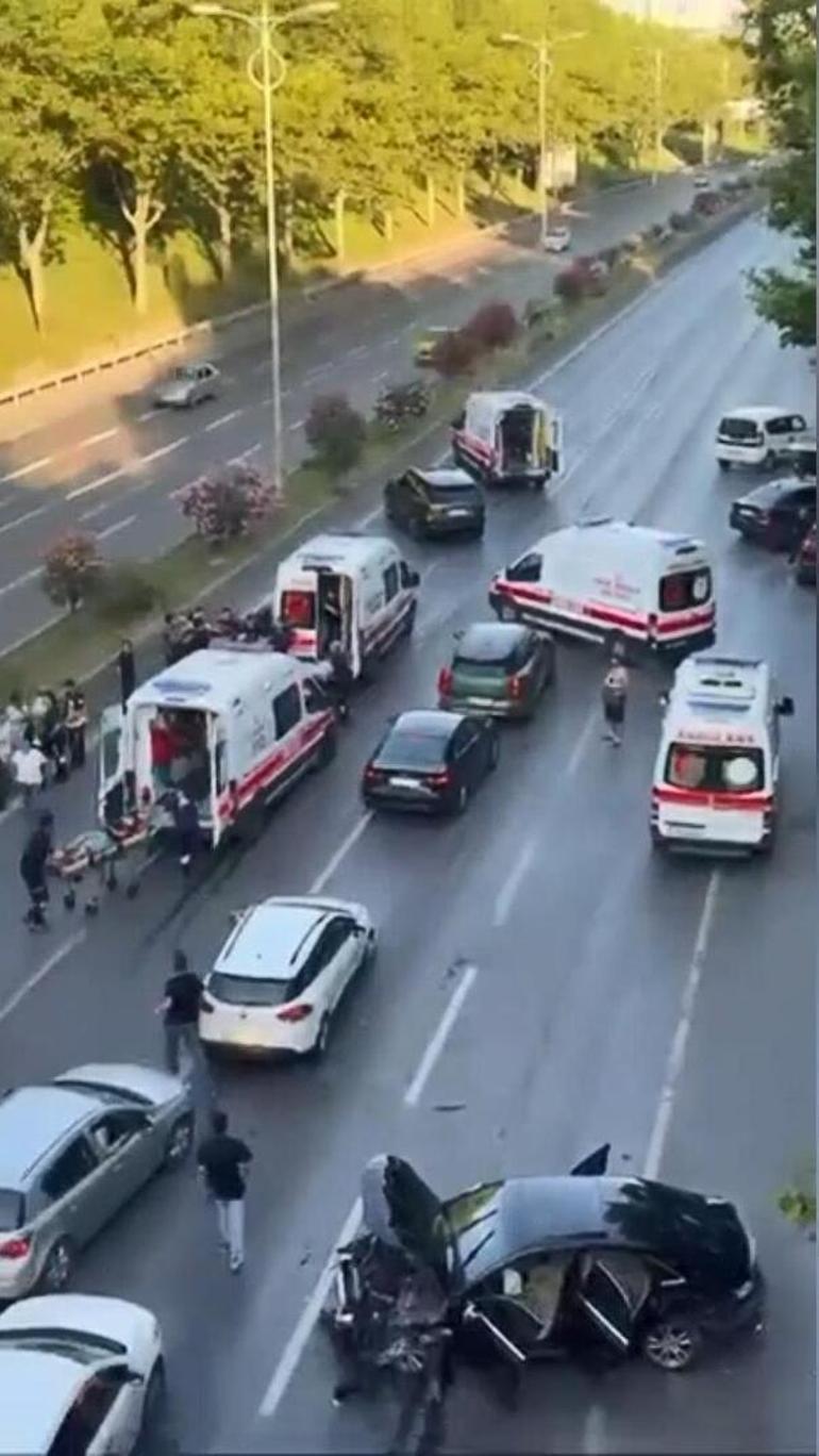 Esenlerde 5 aracın karıştığı zincirleme kaza kamerada: 3 yaralı