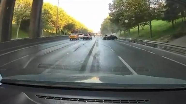 Esenlerde 5 aracın karıştığı zincirleme kaza kamerada: 3 yaralı