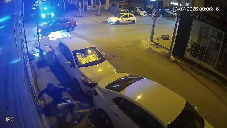 Trafik polisinin önünde motosiklet ile otomobil çarpıştı: O anlar kamerada