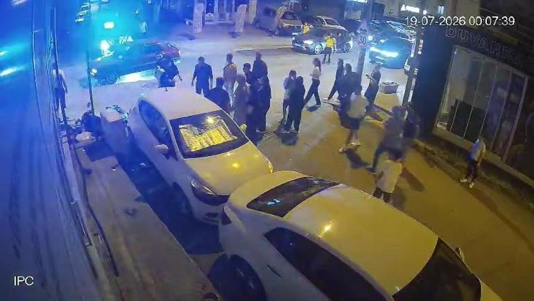 Trafik polisinin önünde motosiklet ile otomobil çarpıştı: O anlar kamerada