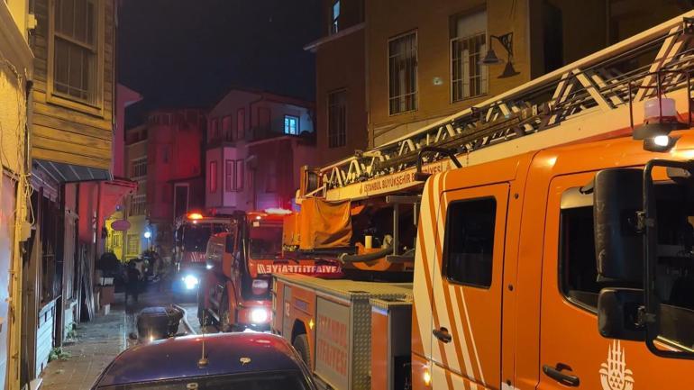 Fatih’te çatıda çıkan yangına müdahale eden itfaiye eri yaralandı