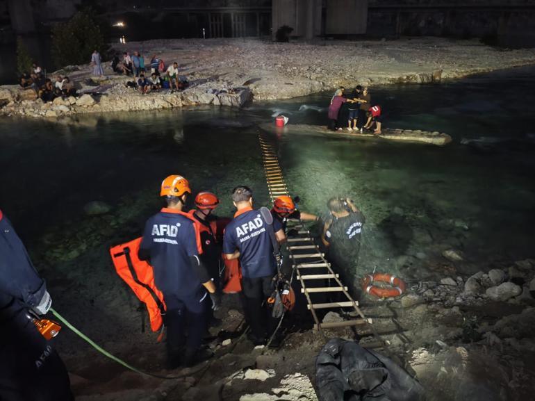Piknik yaptıkları adacıkta su seviyesi yükselince mahsur kalan 32 kişi kurtarıldı