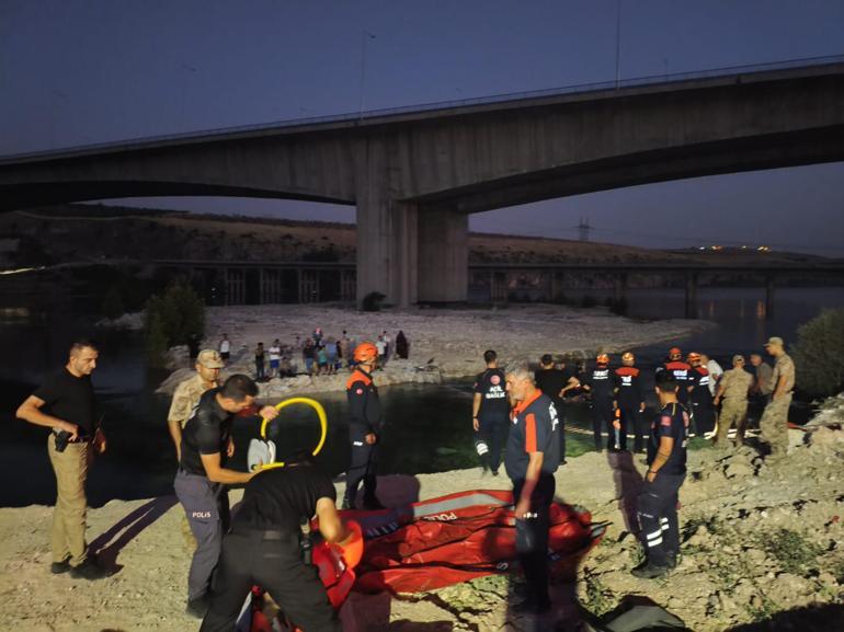 Piknik yaptıkları adacıkta su seviyesi yükselince mahsur kalan 32 kişi kurtarıldı