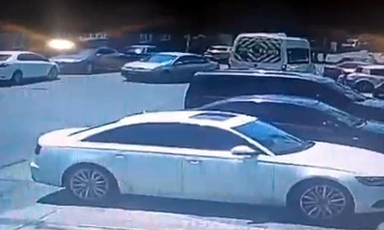 El freni çekilmeyen otomobil, hareket edip istinat duvarında asılı kaldı