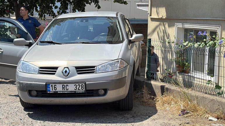 El freni çekilmeyen otomobil, hareket edip istinat duvarında asılı kaldı