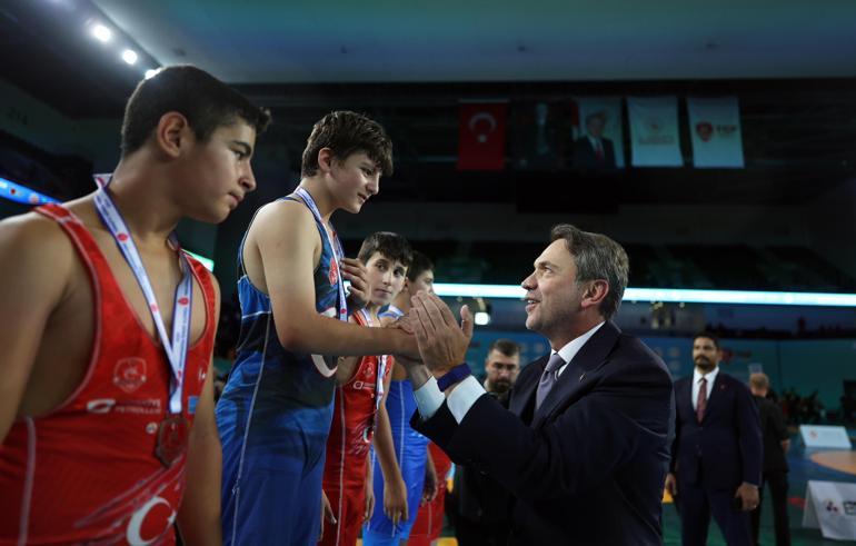 Bakan Bayraktar, 2. Büyük Güreş Festivali Minikler Şampiyonası’nda sporcularla bir araya geldi
