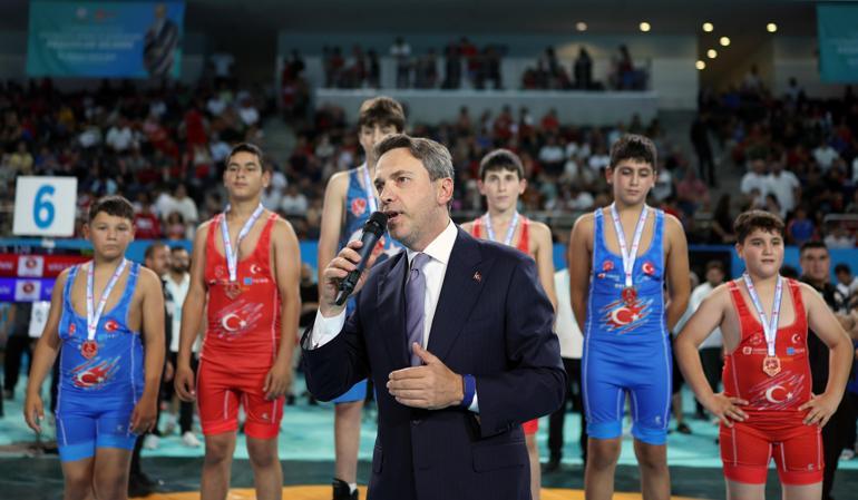 Bakan Bayraktar, 2. Büyük Güreş Festivali Minikler Şampiyonası’nda sporcularla bir araya geldi