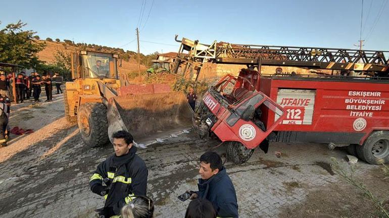 Yangından dönen itfaiye aracı evin duvarına çarptı; 3 personel yaralı