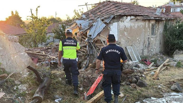 Yangından dönen itfaiye aracı evin duvarına çarptı; 3 personel yaralı