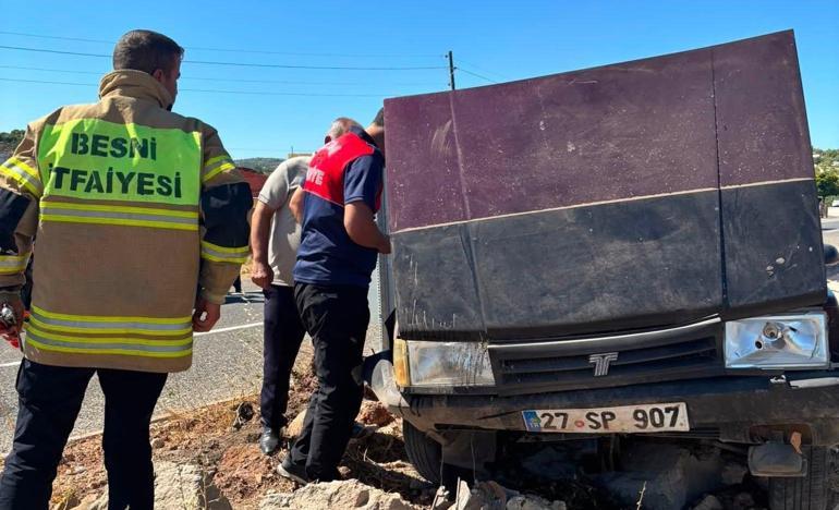 Refüje çarpan otomobildeki 3 kişi yaralandı