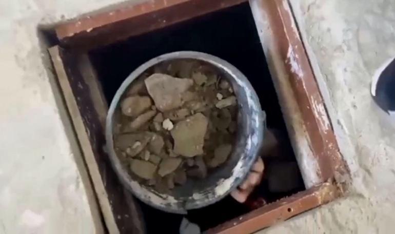 Evde define arayan 4 şüpheli, kazdıkları alanı halıyla kapatmışlar