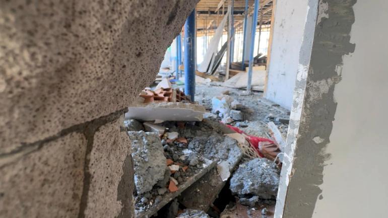 Avcılar’da mikser hortumu bitişikteki evin duvarını deldi: salon betonla doldu