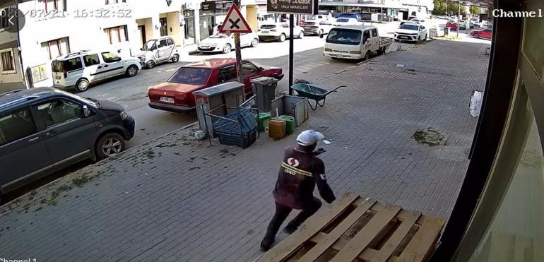 Eşya taşıma asansörünün minibüsün üzerine devrildiği anlar kamerada