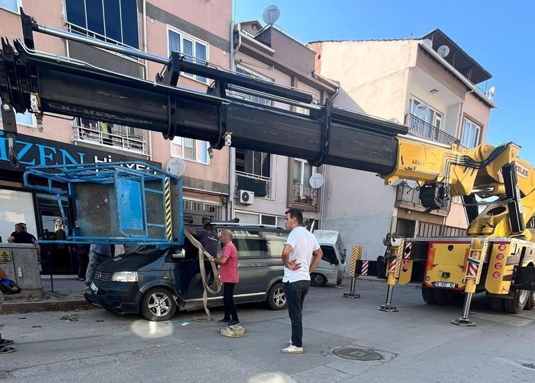 Eşya taşıma asansörünün minibüsün üzerine devrildiği anlar kamerada