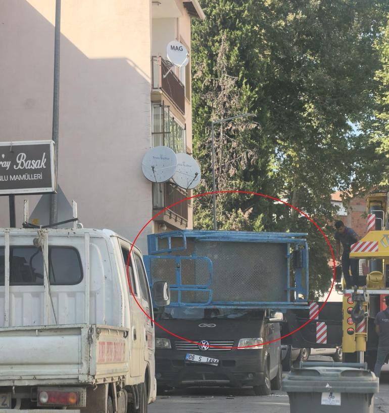 Eşya taşıma asansörünün minibüsün üzerine devrildiği anlar kamerada
