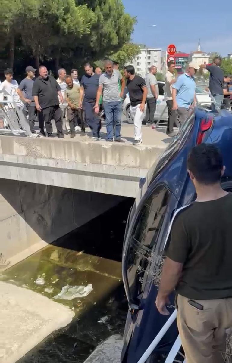 Pendikte otomobil dereye düştü; kaza kamerada