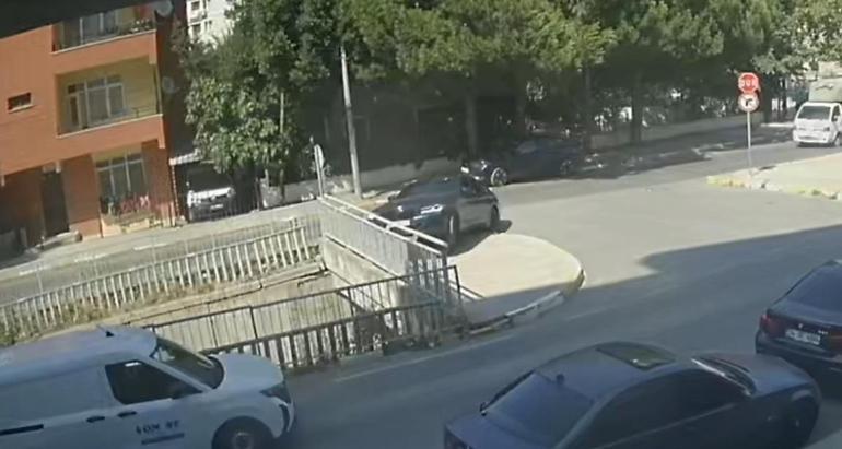 Pendikte otomobil dereye düştü; kaza kamerada