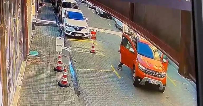 Sultangazide freni çekilmeyen taksi geri kaydı; çevredekiler durdurmaya çalıştı