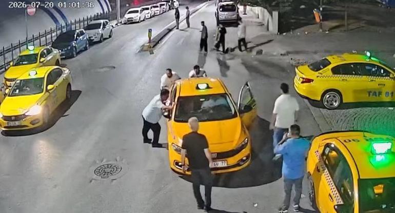 Sultangazide freni çekilmeyen taksi geri kaydı; çevredekiler durdurmaya çalıştı