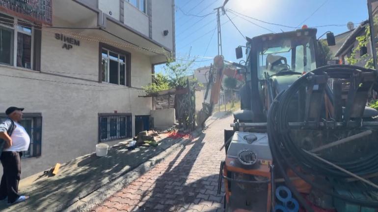 Avcılar’da vana patladı daireyi su bastı; kovalarla tahliye ettiler