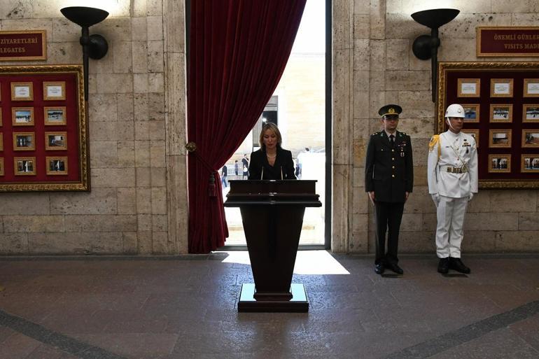 TİKAV, bursiyerleri ile Anıtkabir’i ziyaret etti