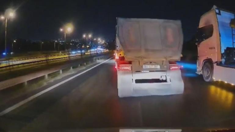 Esenyurtta otoyolda 2 hafriyat kamyonu, servis aracını sıkıştırdı: Tanımam etmem, makasa aldılar