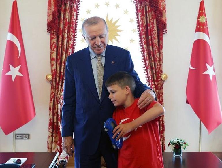 Cumhurbaşkanı Erdoğan, ‘Nefret Etme, Kek Yap’ kampanyasıyla tanınan otizmli Joshua Harris’i kabul etti